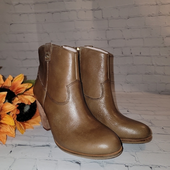 Vince Camuto  Zip Up Ankle Boots Size 8M - Picture 1 of 8